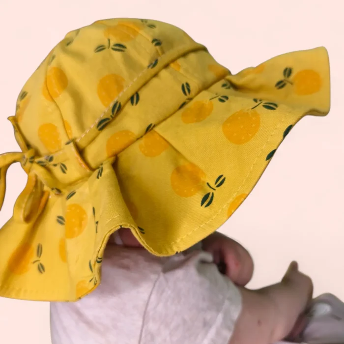 Geltona kepurė su mandarinais